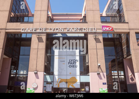 LYON, Frankreich - 13. JULI 2019: Haupteingang zum Gare de Lyon Part Dieu Bahnhof mit dem Logo der Französischen Staatsbahn SNCF Vor dem Teil Di Stockfoto