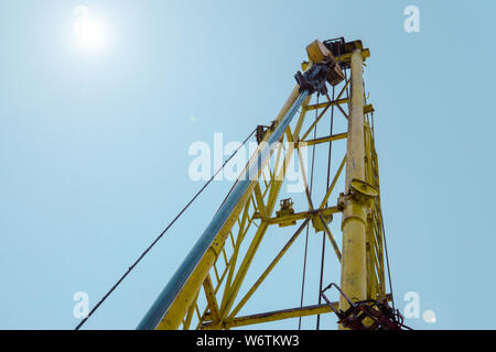 Unterstützt offshore drilling Rig in der Werft für die Wartung. Die Durchführung der Instandsetzung eines Öls. Ausstattung der Ölfelder. Stockfoto