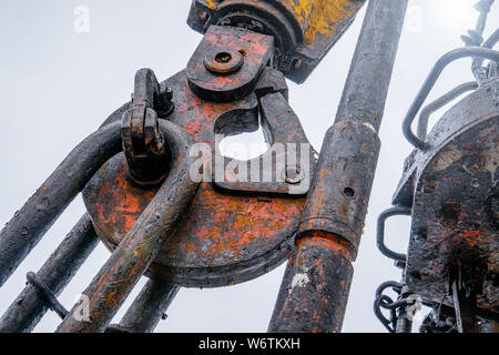 Unterstützt offshore drilling Rig in der Werft für die Wartung. Die Durchführung der Instandsetzung eines Öls. Ausstattung der Ölfelder. Stockfoto