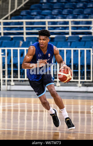 Athen. 2 Aug, 2019. Griechische Nationalmannschaft Spieler Giannis Antetokounmpo besucht eine Schulung für die bevorstehenden 2019 FIBA-Weltmeisterschaft in China bei den Olympischen athletischen Zentrum von Athen (O. A.C.A.) in Griechenland am August 2, 2019. Credit: Lefteris Partsalis/Xinhua Stockfoto