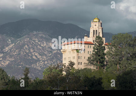 Bild des Richard H. Kammern Gerichtsgebäude in Pasadena einschließlich der San Gabriel Mountains im Hintergrund. Stockfoto