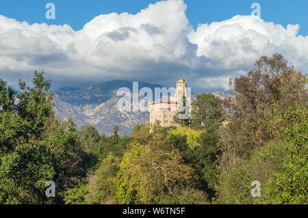 Bild des Richard H. Kammern Gerichtsgebäude in Pasadena einschließlich der San Gabriel Mountains im Hintergrund. Stockfoto