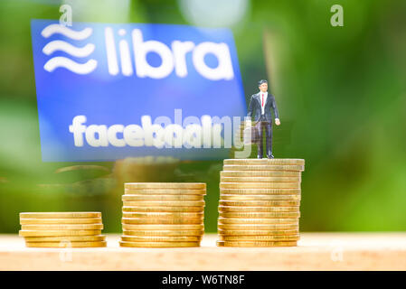 Bangkok, Thailand - 2. August 2019: Waage Münze blockchain Konzept / Neues Projekt Waage eine cryptocurrency durch Facebook gestartet und Geschäftsmann auf Münze sta Stockfoto