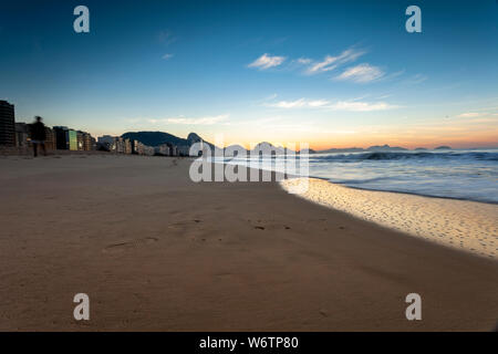 Am frühen Morgen Sonnenaufgang Landschaft Strand der Copacabana in Rio de Janeiro mit dem Zuckerhut im Hintergrund Stockfoto