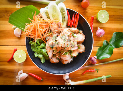Gegrilltes Schweinefleisch Salat Thai Essen serviert am Tisch mit Kräutern und Gewürzen Zutaten/Tradition Nordosten essen Isaan köstlich mit frischem Gemüse - Hot Stockfoto
