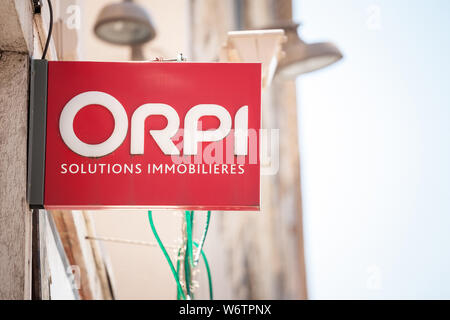 LYON, Frankreich - 14. JULI 2019: Logo von Orpi vor ihrem Immobilienmakler in Lyon. Orpi ist ein kooperatives Netzwerk Kette der Immobilienmakler spr Stockfoto