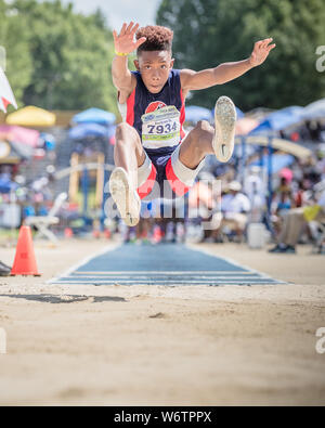 August 2, 2019: Kevin Jackson II von Pearland Track Xpress konkurriert in der Jungen Weitsprung 10 Jahre alte Abteilung während der 2019 AAU Junior Olympic Games bei BB&T Stadium in Greensboro, North Carolina. Jackson II beendete im zweiten Platz mit einem Sprung von 15 Fuß, 5 Zoll. Prentice C. James/CSM Stockfoto