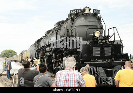 Woodbine, Iowa, USA. 2 Aug, 2019. Zuschauer und Fans erhalten eine Nahaufnahme in Woodbine, Iowa von Dampf der Union Pacific Lok Nr.4014, Big Boy, als es wieder nach Westen auf seiner Bahn Freitag, 2. August 2019. Der Motor gestoppt für Zuschauer für ungefähr 45 Minuten, wie es seine Reise nach Hause zu Cheyenne, WY weiterhin nach Verlassen der Illinois Juli 8. Big Boy hat zwei Jahre für eine komplette Restaurierung und ist eine der wenigen restaurierten Dampfmaschinen wie Teil einer Union Pacific Heritage Lokomotive Flotte. Credit: ZUMA Press, Inc./Alamy leben Nachrichten Stockfoto