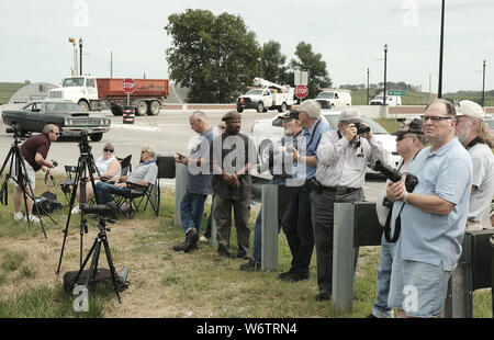 Woodbine, Iowa, USA. 2 Aug, 2019. Fotografen warten auf die Ankunft der Dampf der Union Pacific Lok Nr.4014, Big Boy, Köpfe zurück nach Westen auf seiner Bahn durch Woodbine, Iowa Freitag, 2. August 2019. Der Motor gestoppt für Zuschauer für ungefähr 45 Minuten, wie es seine Reise nach Hause zu Cheyenne, WY weiterhin nach Verlassen der Illinois Juli 8. Big Boy hat zwei Jahre für eine komplette Restaurierung und ist eine der wenigen restaurierten Dampfmaschinen wie Teil einer Union Pacific Heritage Lokomotive Flotte. Credit: ZUMA Press, Inc./Alamy leben Nachrichten Stockfoto