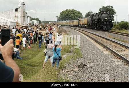 Woodbine, Iowa, USA. 2 Aug, 2019. Zuschauer und Zug Enthusiasten sammeln aus der Nähe zu sehen, in Woodbine, Iowa von Dampf der Union Pacific Lok Nr.4014, Big Boy, Köpfe zurück nach Westen auf seiner Bahn Freitag, 2. August 2019. Der Motor gestoppt für Zuschauer für ungefähr 45 Minuten, wie es seine Reise nach Hause zu Cheyenne, WY weiterhin nach Verlassen der Illinois Juli 8. Big Boy hat zwei Jahre für eine komplette Restaurierung und ist eine der wenigen restaurierten Dampfmaschinen wie Teil einer Union Pacific Heritage Lokomotive Flotte. Credit: ZUMA Press, Inc./Alamy leben Nachrichten Stockfoto