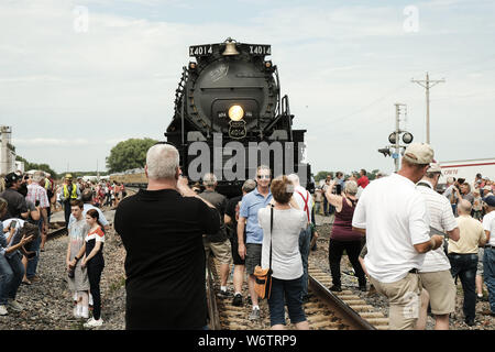 Woodbine, Iowa, USA. 2 Aug, 2019. Zuschauer und Fans erhalten eine Nahaufnahme und Fotografien in Woodbine, Iowa von Dampf der Union Pacific Lok Nr.4014, Big Boy, als es wieder nach Westen auf seiner Bahn Freitag, 2. August 2019. Der Motor gestoppt für Zuschauer für ungefähr 45 Minuten, wie es seine Reise nach Hause zu Cheyenne, WY weiterhin nach Verlassen der Illinois Juli 8. Big Boy hat zwei Jahre für eine komplette Restaurierung und ist eine der wenigen restaurierten Dampfmaschinen wie Teil einer Union Pacific Heritage Lokomotive Flotte. Credit: ZUMA Press, Inc./Alamy leben Nachrichten Stockfoto