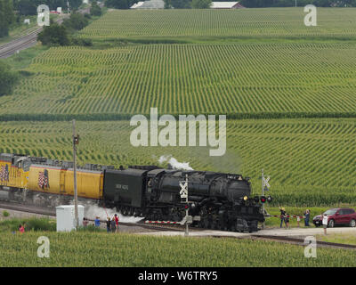 Woodbine, Iowa, USA. 2 Aug, 2019. Zuschauer versammeln sich an einer Kreuzung außerhalb von Woodbine, Iowa als Dampf der Union Pacific Lok Nr.4014, Big Boy, Köpfe zurück nach Westen auf seiner Bahn Freitag, 2. August 2019. Den Motor abstellen, die in der Gemeinschaft für die Zuschauer für ungefähr 45 Minuten, wie es seine Reise nach Hause zu Cheyenne, WY weiterhin nach Verlassen der Illinois Juli 8. Big Boy hat zwei Jahre für eine komplette Restaurierung und ist eine der wenigen restaurierten Dampfmaschinen wie Teil einer Union Pacific Heritage Lokomotive Flotte. Credit: ZUMA Press, Inc./Alamy leben Nachrichten Stockfoto