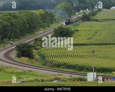 Woodbine, Iowa, USA. 2 Aug, 2019. Dampf der Union Pacific Lok Nr.4014, Big Boy, Köpfe zurück nach Westen auf seine Bahn verlassen Woodbine, Iowa Freitag, 2. August 2019. Der Motor für die Zuschauer in der kleinen Gemeinde für ungefähr 45 Minuten, wie es seine Reise nach Hause zu Cheyenne, WY weiterhin nach Verlassen der Illinois Juli 8. Big Boy hat zwei Jahre für eine komplette Restaurierung und ist eine der wenigen restaurierten Dampfmaschinen wie Teil einer Union Pacific Heritage Lokomotive Flotte. Artikuliert Dampflokomotiven haben zwei Sätze von Treibern oder kompletten Motor Einheiten mit acht Radsätze insgesamt. Credit: ZU Stockfoto