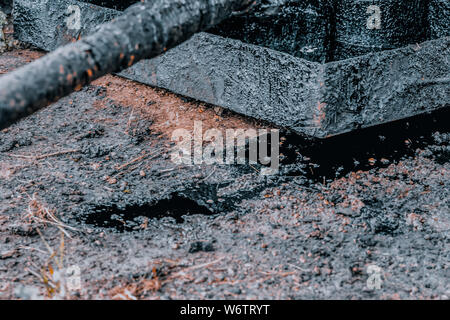 Schmutziges Öl auf den Boden verschüttet wird. Verschmutzung durch Öl. Stockfoto