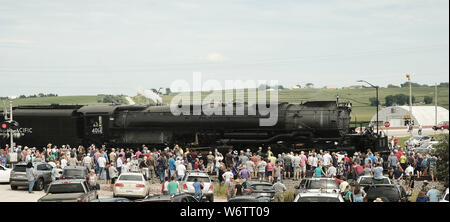 Woodbine, Iowa, USA. 2 Aug, 2019. Zuschauer und Fans versammeln sich in Woodbine, Iowa eine Nahaufnahme von Dampf der Union Pacific Lokomotive Nr. 4014, Big Boy, als es wieder nach Westen auf seiner Bahn Freitag, 2. August 2019. Der Motor gestoppt für Zuschauer für ungefähr 45 Minuten, wie es seine Reise nach Hause zu Cheyenne, WY weiterhin nach Verlassen der Illinois Juli 8. Big Boy hat zwei Jahre für eine komplette Restaurierung und ist eine der wenigen restaurierten Dampfmaschinen wie Teil einer Union Pacific Heritage Lokomotive Flotte. Credit: ZUMA Press, Inc./Alamy leben Nachrichten Stockfoto