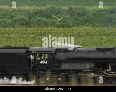 Woodbine, Iowa, USA. 2 Aug, 2019. Eine Crew genießen Sie Ihre Ansicht als Dampf der Union Pacific Lok Nr.4014, Big Boy, Köpfe zurück nach Westen auf seiner Bahn durch Woodbine, Iowa Freitag, 2. August 2019. Der Motor gestoppt für Zuschauer für ungefähr 45 Minuten, wie es seine Reise nach Hause zu Cheyenne, WY weiterhin nach Verlassen der Illinois Juli 8. Big Boy hat zwei Jahre für eine komplette Restaurierung und ist eine der wenigen restaurierten Dampfmaschinen wie Teil einer Union Pacific Heritage Lokomotive Flotte. Credit: ZUMA Press, Inc./Alamy leben Nachrichten Stockfoto