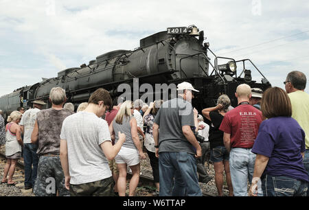 Woodbine, Iowa, USA. 2 Aug, 2019. Zuschauer und Fans erhalten eine Nahaufnahme in Woodbine, Iowa von Dampf der Union Pacific Lok Nr.4014, Big Boy, als es wieder nach Westen auf seiner Bahn Freitag, 2. August 2019. Der Motor gestoppt für Zuschauer für ungefähr 45 Minuten, wie es seine Reise nach Hause zu Cheyenne, WY weiterhin nach Verlassen der Illinois Juli 8. Big Boy hat zwei Jahre für eine komplette Restaurierung und ist eine der wenigen restaurierten Dampfmaschinen wie Teil einer Union Pacific Heritage Lokomotive Flotte. Credit: ZUMA Press, Inc./Alamy leben Nachrichten Stockfoto