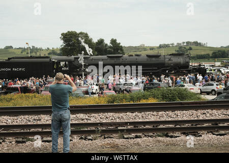 Woodbine, Iowa, USA. 2 Aug, 2019. Zuschauer und Fans erhalten eine Nahaufnahme in Woodbine, Iowa von Dampf der Union Pacific Lok Nr.4014, Big Boy, als es wieder nach Westen auf seiner Bahn Freitag, 2. August 2019. Der Motor gestoppt für Zuschauer für ungefähr 45 Minuten, wie es seine Reise nach Hause zu Cheyenne, WY weiterhin nach Verlassen der Illinois Juli 8. Big Boy hat zwei Jahre für eine komplette Restaurierung und ist eine der wenigen restaurierten Dampfmaschinen wie Teil einer Union Pacific Heritage Lokomotive Flotte. Credit: ZUMA Press, Inc./Alamy leben Nachrichten Stockfoto