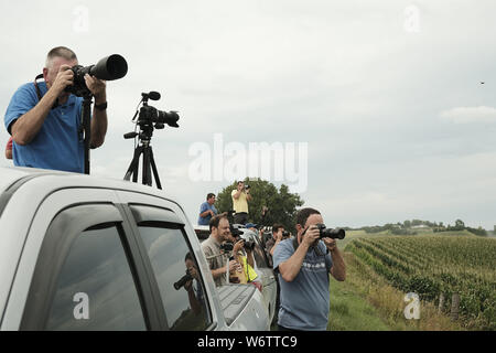 Woodbine, Iowa, USA. 2 Aug, 2019. Aktuelle und ehemalige Mitarbeiter der Union Pacific Fotographie von einem Hügel der Dampflok Nr.4014, Big Boy, wie es Köpfe zurück nach Westen auf seiner Bahn durch Woodbine, Iowa Freitag, 2. August 2019. Der Motor gestoppt für Zuschauer für ungefähr 45 Minuten, wie es seine Reise nach Hause zu Cheyenne, WY weiterhin nach Verlassen der Illinois Juli 8. Big Boy hat zwei Jahre für eine komplette Restaurierung und ist eine der wenigen restaurierten Dampfmaschinen wie Teil einer Union Pacific Heritage Lokomotive Flotte. Credit: ZUMA Press, Inc./Alamy leben Nachrichten Stockfoto