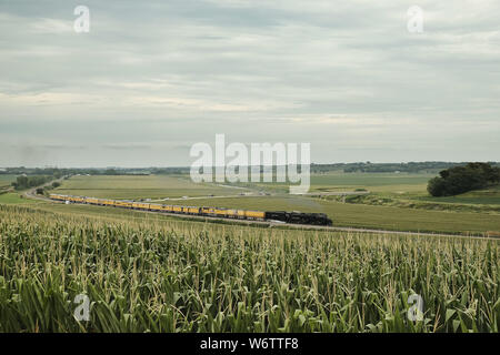 Woodbine, Iowa, USA. 2 Aug, 2019. Dampf der Union Pacific Lok Nr.4014, Big Boy, Köpfe zurück nach Westen auf seiner Bahn durch Woodbine, Iowa Freitag, 2. August 2019. Der Motor gestoppt für Zuschauer für ungefähr 45 Minuten, wie es seine Reise nach Hause zu Cheyenne, WY weiterhin nach Verlassen der Illinois Juli 8. Big Boy hat zwei Jahre für eine komplette Restaurierung und ist eine der wenigen restaurierten Dampfmaschinen wie Teil einer Union Pacific Heritage Lokomotive Flotte. Artikuliert Dampflokomotiven haben zwei Sätze von Treibern oder kompletten Motor Einheiten mit acht Radsätze insgesamt. Credit: ZUMA Press, Inc./ Stockfoto