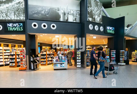 Buchhandlung und Kiosk Shop am Flughafen Brisbane, internationalen Terminal, Queensland, Queensland, Australien Stockfoto