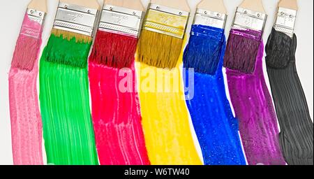 Pinsel tropfende Farbe in verschiedenen Farben Stockfoto