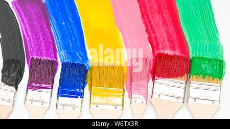 Pinsel tropfende Farbe in verschiedenen Farben Stockfoto