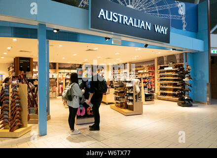 Die Reisenden einkaufen an der australischen Weise Souvenirs Shop am Flughafen Brisbane, internationalen Terminal, Queensland, Queensland, Australien Stockfoto