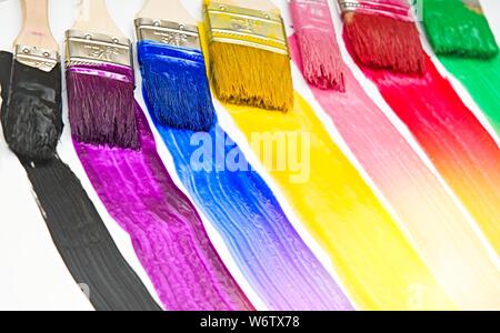 Pinsel tropfende Farbe in verschiedenen Farben Stockfoto