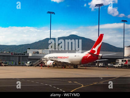 Eine Qantas Freight Flugzeuge auf dem Vorfeld des Flughafens von Brisbane, Queensland, Australien geparkt Stockfoto