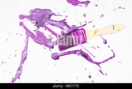 Pinsel tropfende Farbe in verschiedenen Farben Stockfoto
