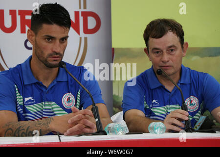 Kolkata, Indien. 02 Aug, 2019. José Antonio Vicuña Ochandorena allgemein als Kibu bekannt ist ein spanischer Fußball-Manager. Derzeit ist er Cheftrainer der Mohun Bagan A. C. Er ist auf die Treffen mit den wichtigsten Player Salvador Perez Martinez nach 2-0 Sieg im ersten Spiel gegen Mohammedan Sporting Club Credit: Amlan Biswas/Pacific Press/Alamy leben Nachrichten Stockfoto