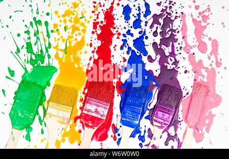 Pinsel tropfende Farbe in verschiedenen Farben Stockfoto