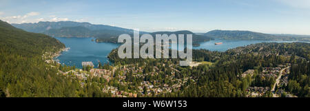 Antenne Panoramablick auf Wohnviertel in Deep Cove an einem sonnigen Tag. In North Vancouver, British Columbia, Kanada. Stockfoto