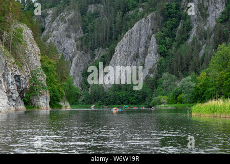 Eine Gruppe von Freunden in einem aufblasbaren Floß auf einem Fluss. Mountain River Wasser Landschaft Stockfoto