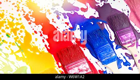 Pinsel tropfende Farbe in verschiedenen Farben Stockfoto