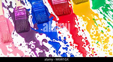 Pinsel tropfende Farbe in verschiedenen Farben Stockfoto