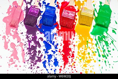 Pinsel tropfende Farbe in verschiedenen Farben Stockfoto