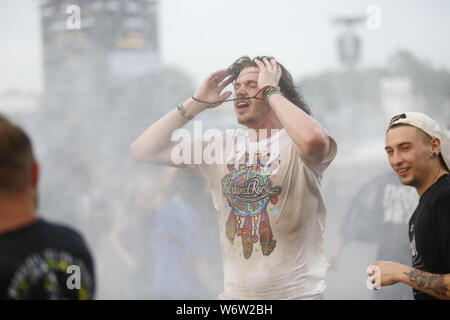 Küstrin, Polen. 02 Aug, 2019. Polen: Die Menschen feiern im Pol und Rock Festival in Küstrin. Quelle: Simone Kuhlmey/Pacific Press/Alamy leben Nachrichten Stockfoto