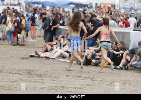 Kustrin, Polen. 02 Aug, 2019. Die Menschen feiern im Pol und Rock Festival in Küstrin. Die Pol' und 'Rock ist die ehemalige Haltestelle Woodstock Festival (przystanek Woodstock). Das Rock Festival findet jedes Jahr Anfang August im Polnischen Kostrzyn nad Odra (küstrin an der Oder). Es steht unter dem Motto "Liebe, Freundschaft und Musik' und hat regelmäßig seit 1995 gehalten worden. Quelle: Simone Kuhlmey/Pacific Press/Alamy leben Nachrichten Stockfoto