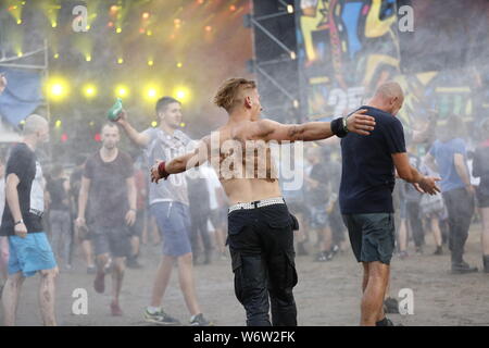 Küstrin, Polen. 02 Aug, 2019. Polen: Die Menschen feiern im Pol und Rock Festival in Küstrin. Quelle: Simone Kuhlmey/Pacific Press/Alamy leben Nachrichten Stockfoto