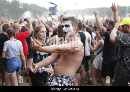 Küstrin, Polen. 02 Aug, 2019. Polen: Die Menschen feiern im Pol und Rock Festival in Küstrin. Quelle: Simone Kuhlmey/Pacific Press/Alamy leben Nachrichten Stockfoto