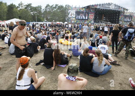 Kustrin, Polen. 02 Aug, 2019. Die Menschen feiern im Pol und Rock Festival in Küstrin. Die Pol' und 'Rock ist die ehemalige Haltestelle Woodstock Festival (przystanek Woodstock). Das Rock Festival findet jedes Jahr Anfang August im Polnischen Kostrzyn nad Odra (küstrin an der Oder). Es steht unter dem Motto "Liebe, Freundschaft und Musik' und hat regelmäßig seit 1995 gehalten worden. Quelle: Simone Kuhlmey/Pacific Press/Alamy leben Nachrichten Stockfoto