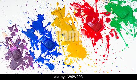 Pinsel tropfende Farbe in verschiedenen Farben Stockfoto