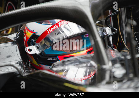 Haas F1 Team französischen Fahrer Romain Grosjean Sitze in seinem Auto während der zweiten Training der Ungarischen F1 Grand Prix. Stockfoto