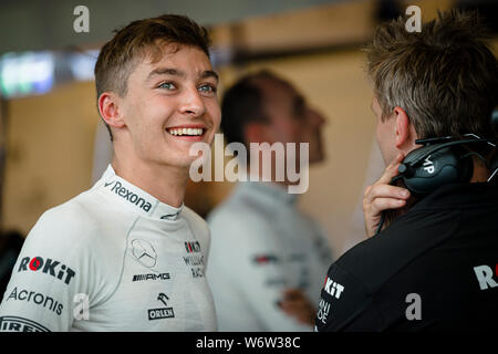 ROKiT Williams Racing Brite George Russell Lächeln in der Garage in der zweiten Trainingssitzung des Ungarischen F1 Grand Prix. Stockfoto