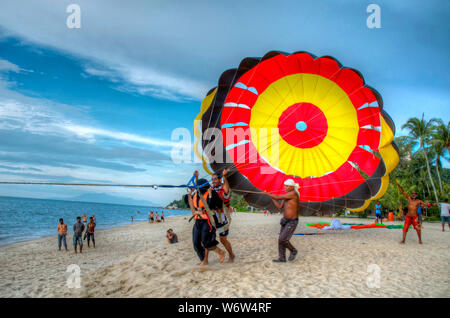 Eine Frau aus Saudi Arabien geht Parasailing am Batu Ferringhi Strand auf Penang, Malaysia Stockfoto