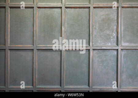 Alte mittelalterliche Holzvertäfelung, die eine Wand in einem historischen Landhaus mit einem Rautenmuster Marmorboden, Hintergrundbild mit niemand. Wand Holz Stockfoto