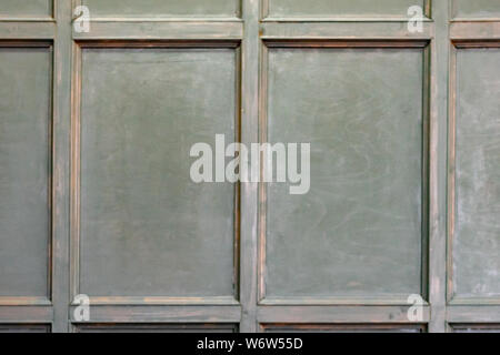 Alte mittelalterliche Holzvertäfelung, die eine Wand in einem historischen Landhaus mit einem Rautenmuster Marmorboden, Hintergrundbild mit niemand. Wand Holz Stockfoto