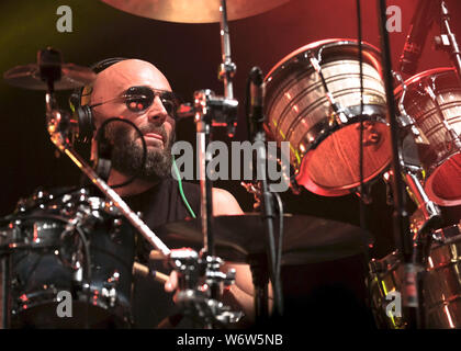 Wickham, Großbritannien. 02 Aug, 2019. Drummer Pete Ray Biggen mit englischen Jazz Funk band Level 42, die eine Reihe von weltweiten Hits in den 80er und 90er Jahren, führt auf der Bühne Tag 2 an Wickham Festival, Hampshire, UK Credit: SOPA Images Limited/Alamy leben Nachrichten Stockfoto